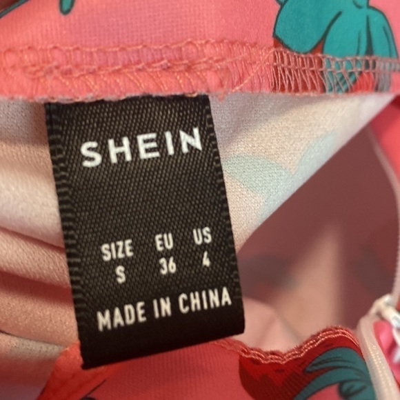 Strawberry 🍓 Skirt - Picture 5 of 5